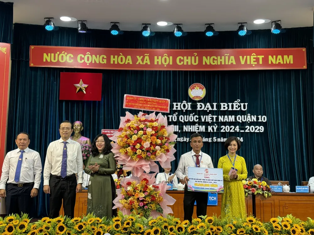 Lãnh đạo quận 10 tặng hoa chúc mừng Đại hội đại biểu Ủy ban MTTQ Việt Nam quận 10 lần thứ XIII, nhiệm kỳ 2024 – 2029 z5493344286210_aaad0eab847aacc79721de0592cde70d.jpg