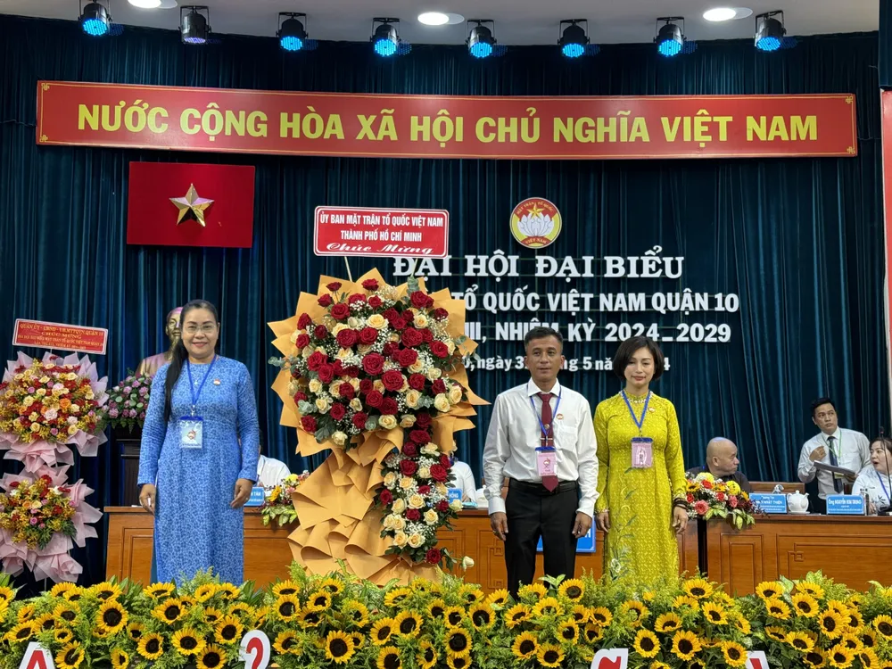 Lãnh đạo Ủy ban MTTQ Việt Nam TPHCM tặng hoa chúc mừng Đại hội đại biểu Ủy ban MTTQ Việt Nam quận 10 lần thứ XIII, nhiệm kỳ 2024 – 2029 z5493344299668_131d6638f7880ffc286d7dc8be54fda8.jpg