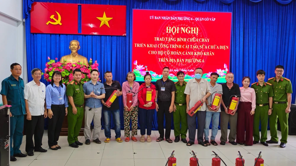 Cơ quan chức năng trao tặng bình chữa cháy cho các hộ dân có hoàn cảnh khó khăn