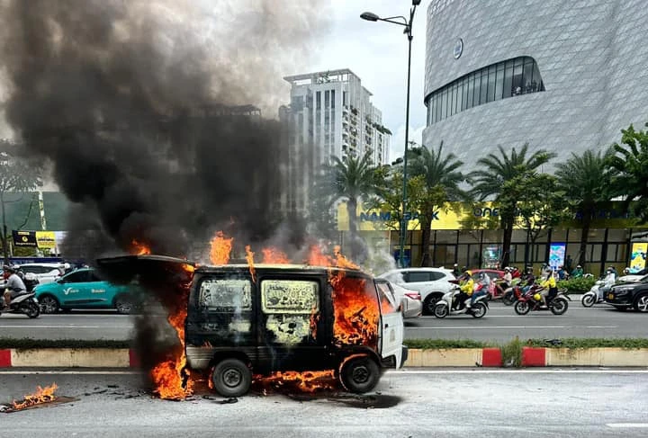 Ngọn lửa bùng cháy dữ dội