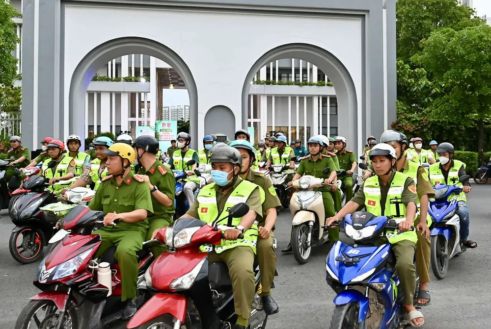 Các tổ “Nhân dân tuần tra” ở huyện Bình Chánh và các quận huyện, TP Thủ Đức đồng loạt ra quân cao điểm phòng, chống ma túy trên toàn địa bàn. Ảnh: VIỆT DŨNG ảnh_Viber_2024-06-26_18-08-41-428.jpg