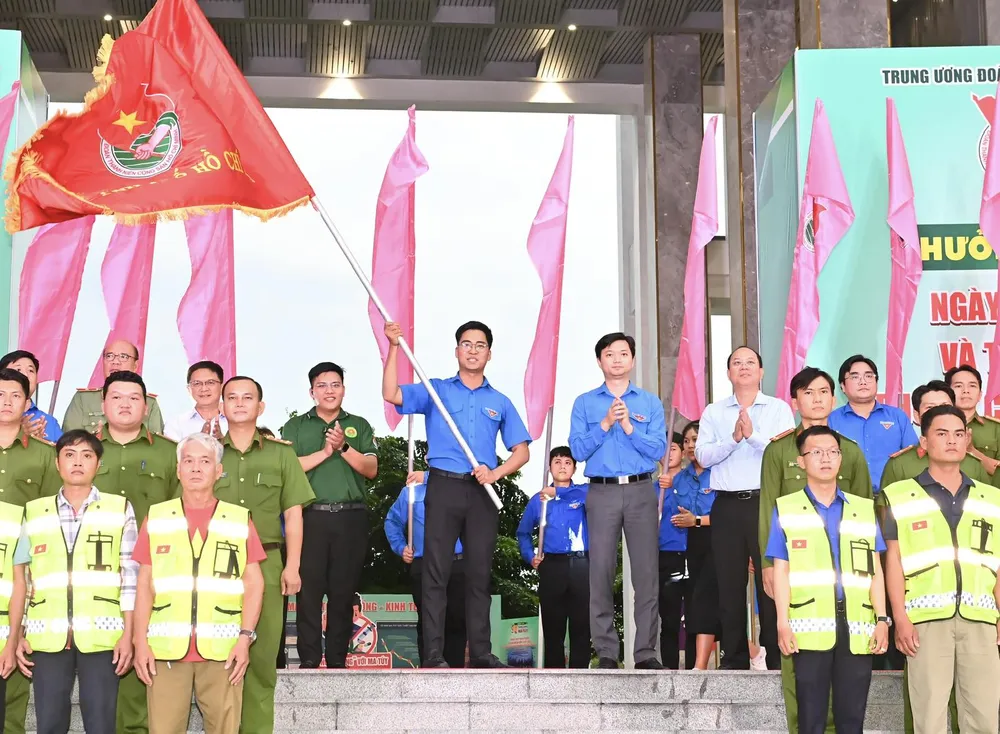 Phó Bí thư Thường trực Thành ủy TPHCM Nguyễn Hồ Hải cùng Bí thư Trung ương Đoàn, Chủ tịch Trung ương Hội Sinh viên Việt Nam Nguyễn Minh Triết dự lễ ra quân phát động đợt hoạt động cao điểm phòng, chống ma tuý năm 2024. Ảnh: VIỆT DŨNG ảnh_Viber_2024-06-26_18-09-03-291.jpg