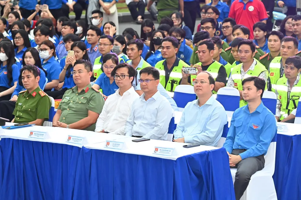 Lãnh đạo các đơn vị tại buổi ra quân phát động đợt hoạt động cao điểm phòng, chống ma túy năm 2024. Ảnh: VIỆT DŨNG ảnh_Viber_2024-06-26_18-09-05-139.jpg