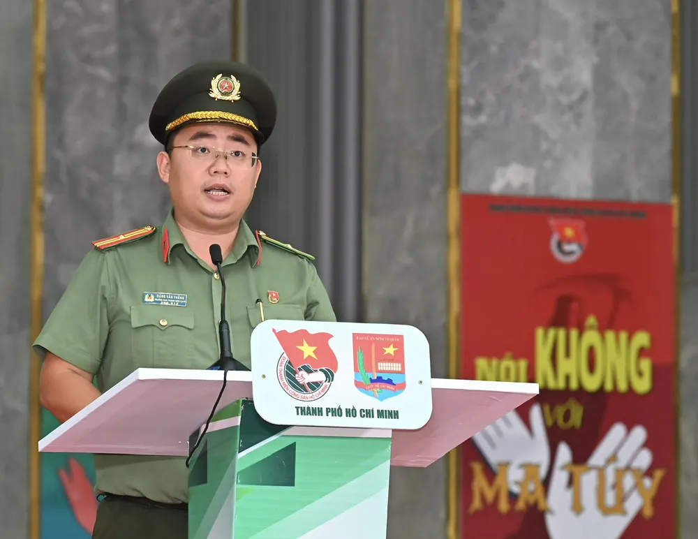 Thiếu tá Đặng Văn Thắng, Trưởng Ban Thanh niên Công an TPHCM phát biểu tại lễ ra quân phát động đợt hoạt động cao điểm phòng, chống ma túy năm 2024. Ảnh: VIỆT DŨNG ảnh_Viber_2024-06-26_18-09-06-382.jpg