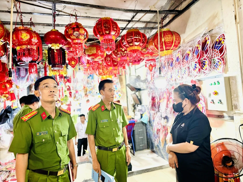 Công an TPHCM kiểm tra PCCC với các cơ sở kinh doanh đường Hải Thượng Lãn Ông