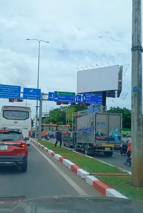 Hình ảnh vụ việc cắt từ clip 4.png