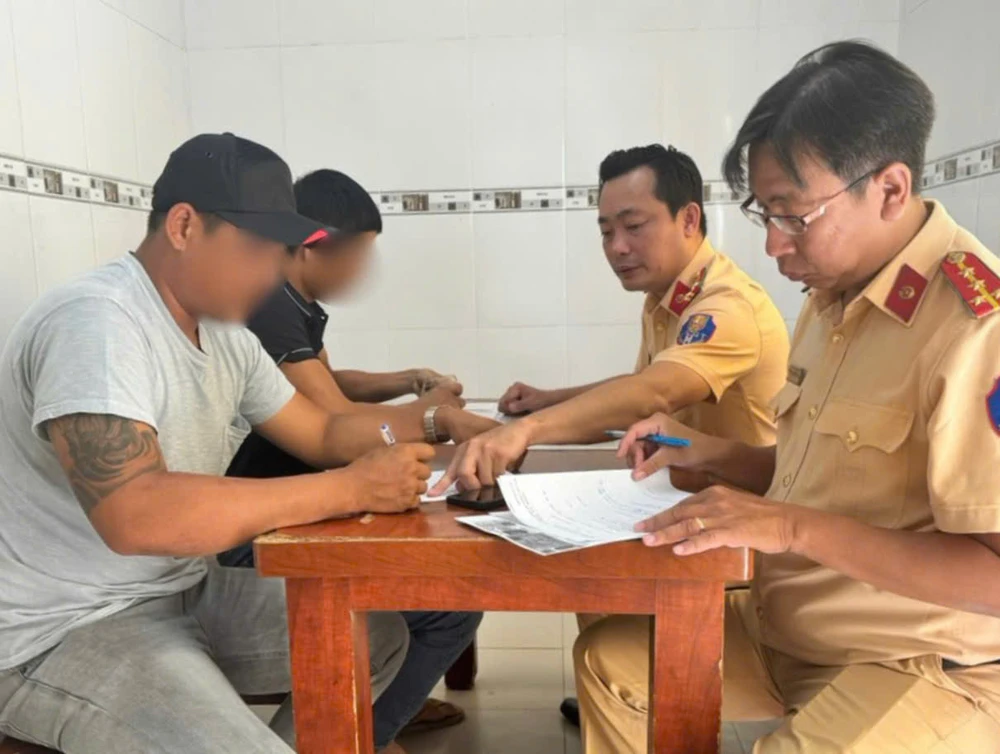 CSGT làm việc với tài xế cầm tuýp sắt và chủ xe 930aa6169152340c6d43.jpg