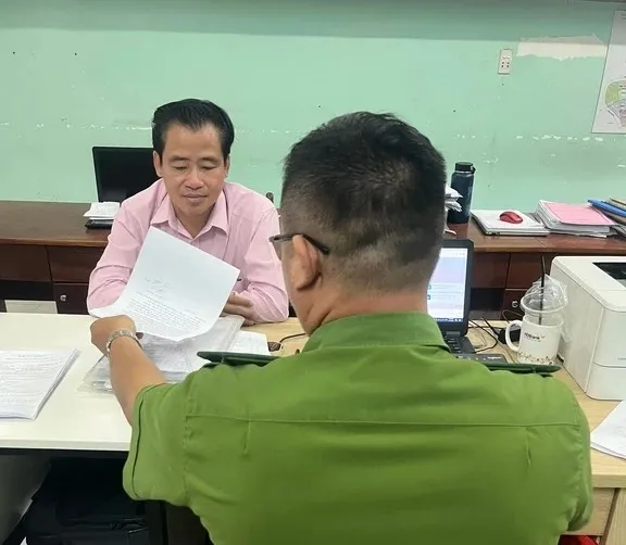 Công an làm việc với Sĩ 5fc7162a0fd5aa8bf3c4.jpg