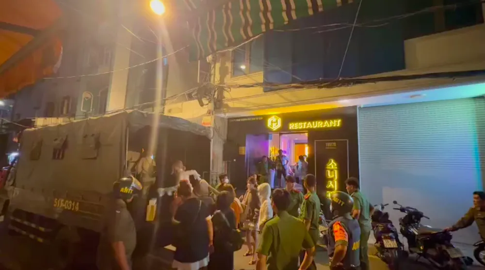 Công an đưa nhân viên nhà hàng về trụ sở làm việc 01.png