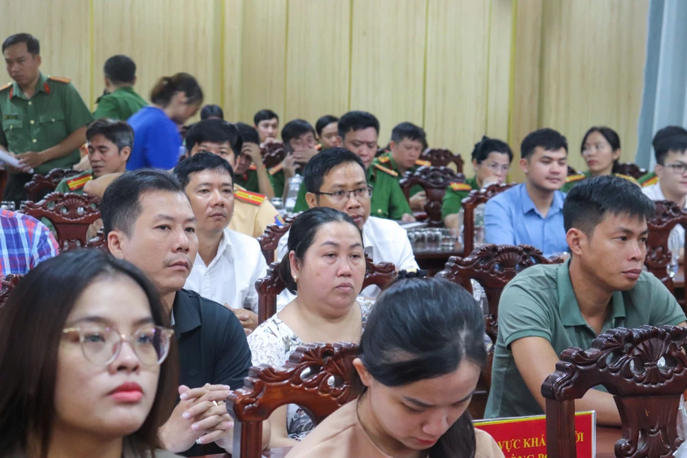 Người dân, doanh nghiệp tham dự hội nghị. Ảnh: CẨM TUYẾT Hình 1.jpg