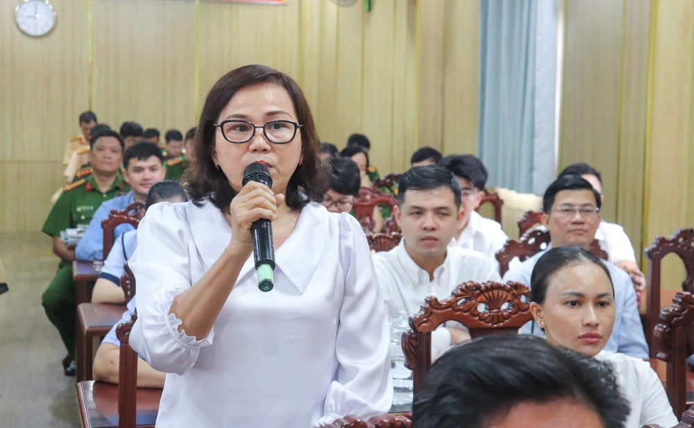 Người dân nêu thắc mắc để được công an giải đáp về TTHC. Ảnh: CẨM TUYẾT Hình 3.jpg