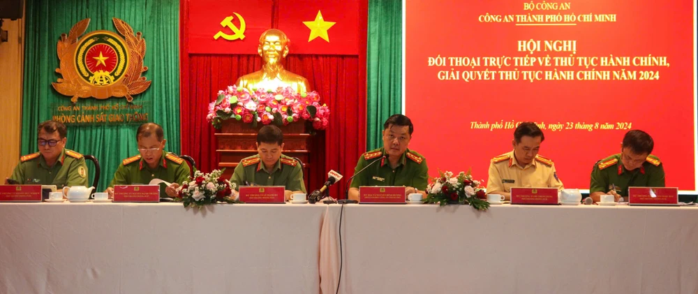 Lãnh đạo Công an TPHCM cùng các phòng nghiệp vụ đối thoại với người dân, doanh nghiệp tại hội nghị. Ảnh: CẨM TUYẾT Hình 4.jpg