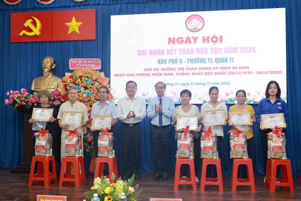 Phó Chủ tịch HĐND TPHCM Huỳnh Thanh Nhân và Bí thư Quận ủy quận 11 Trương Quốc Lâm trao tặng các gương tiêu biểu 856efd8bdde766b93ff6.jpg