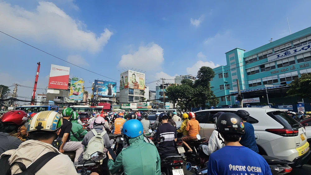 Hàng ngàn phương tiện ùn ứ kéo dài ở bùng binh ngã sáu Công trường Dân Chủ. Ảnh: THU HOÀI 