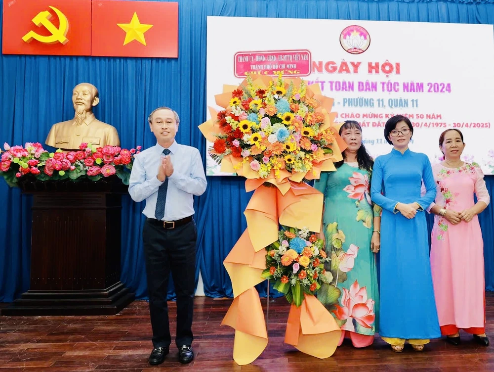 Phó Chủ tịch HĐND TPHCM Huỳnh Thanh Nhân tặng hoa chúc mừng Ban Mặt trận khu phố 6 IMG_4406.jpg