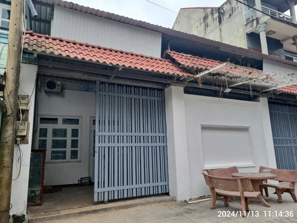 Căn nhà tại địa chỉ số 17-19 đường 225B (phường Tân Phú, TP Thủ Đức, TPHCM) không có biển hiệu và biển địa chỉ, bên trong bố trí một dãy phòng làm khu nhà trọ lưu trú cho người bệnh ung thư hinh-thuduc_1511202410.jpg