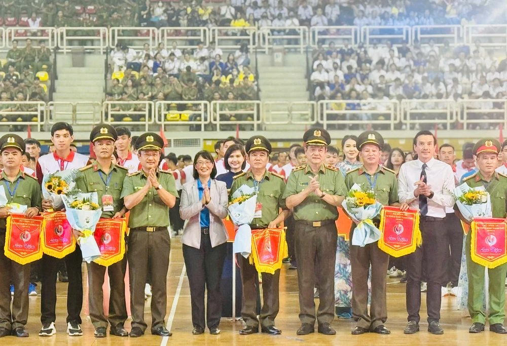 Lãnh đạo TPHCM, Bộ Công an, Công an TPHCM tặng hoa cho các đoàn tham dự Đại hội khỏe “Vì an ninh Tổ quốc” ở TPHCM