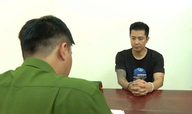 Công an lấy lời khai với cựu tuyển thủ Lê Sỹ Mạnh Ảnh 2 - CQCSĐT CAQ Tân Bình lấy lời khai Lê Sỹ Mạnh.jpg