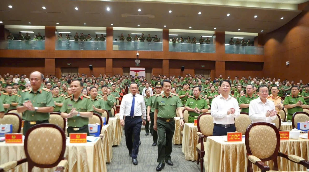 Đại tướng Lương Tam Quang, Ủy viên Bộ Chính trị, Bộ trưởng Bộ Công an; Nguyễn Văn Nên, Ủy viên Bộ Chính trị, Bí thư Thành ủy TPHCM cùng nhiều lãnh đạo dự hội nghị