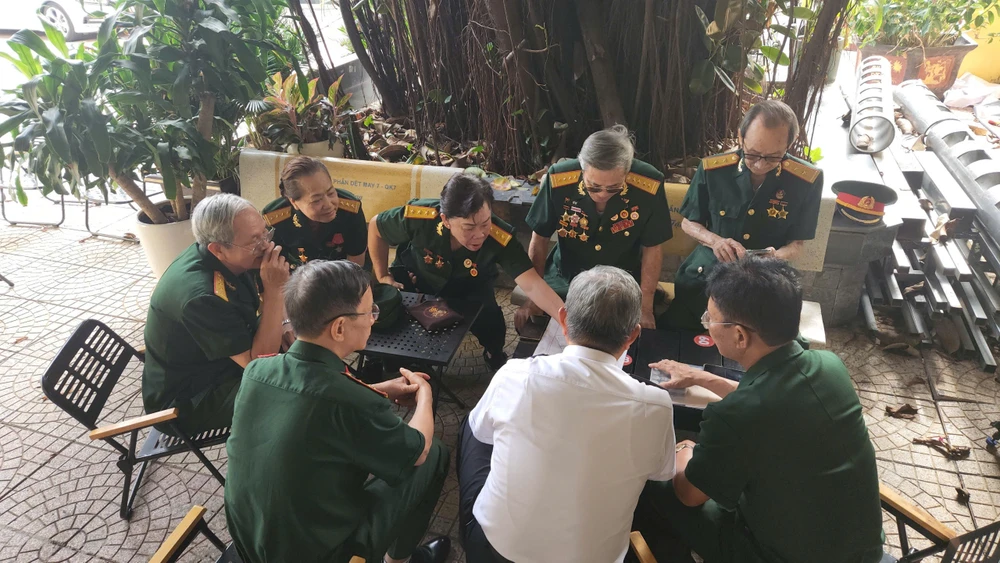 Các cựu chiến binh Ban Liên lạc cựu chiến binh Liên hợp quân sự - Trại Davis tại TPHCM ôn lại kỷ niệm z6522969373107_de00f2fbac495a453f0c7a1ef0ca6e61.jpg
