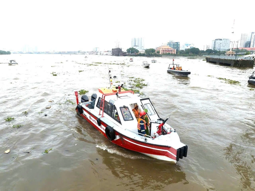 Cảnh sát PCCC cùng CSGT TPHCM túc trực trực chiến tại khu vực sông Sài Gòn IMG_4016.JPG