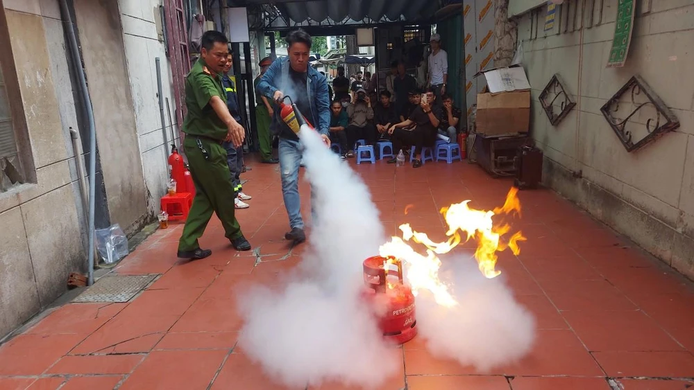 Cảnh sát PCCC tuyên truyền cho người dân IMG_4020.JPG