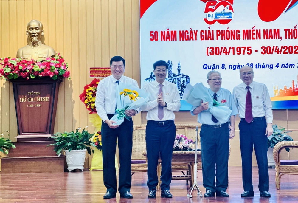 Đồng chí Phan Nguyễn Như Khuê tặng hoa các nhân chứng lịch sử từng tham gia trực tiếp Chiến dịch Hồ Chí Minh, tham gia vào công tác tiếp quản quận 8 sau ngày giải phóng tempImageALj70N.jpg