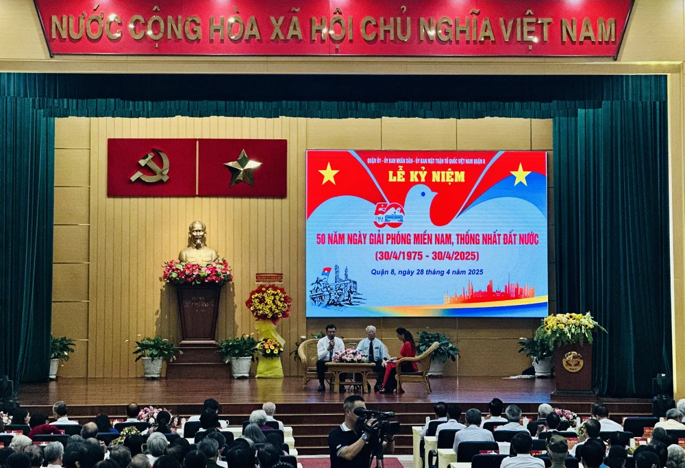 Các đại biểu giao lưu với nhân chứng lịch sử từng tham gia trực tiếp Chiến dịch Hồ Chí Minh, tham gia vào công tác tiếp quản quận 8 sau ngày giải phóng tempImageOZaIni.jpg