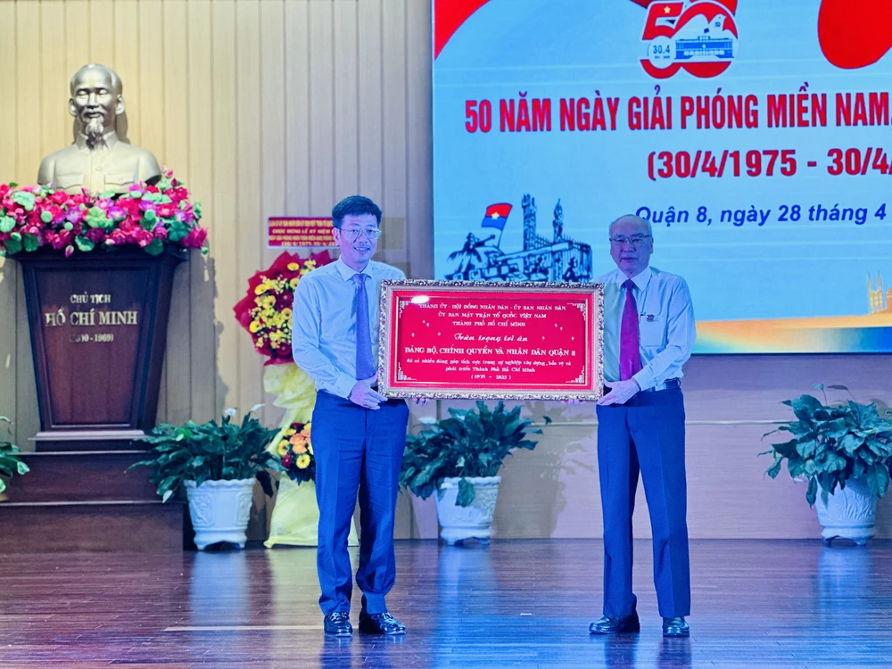 Đồng chí Phan Nguyễn Như Khuê trao tặng bảng tri ân Đảng bộ, chính quyền và nhân dân quận 8 tempImagePOgID6.jpg