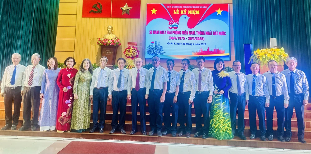 Đồng chí Phan Nguyễn Như Khuê cùng các đại biểu chụp hình lưu niệm tempImagewsA1kx.jpg