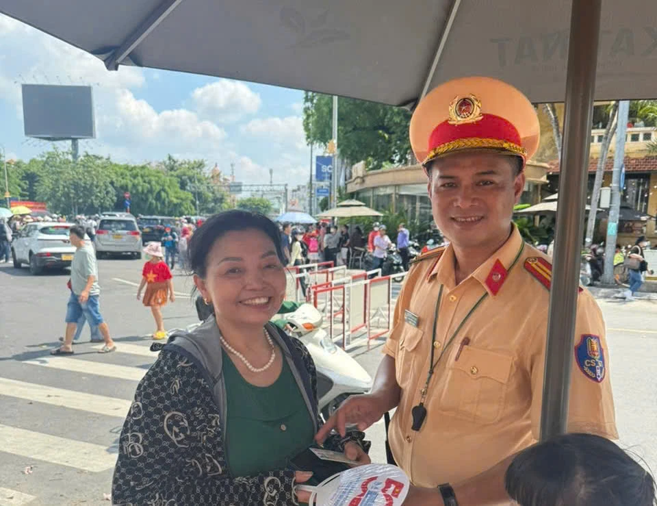 CSGT trao trả chiếc điện thoại bị đánh rơi cho chủ sở hữu 0a786b236532d76c8e23.jpg