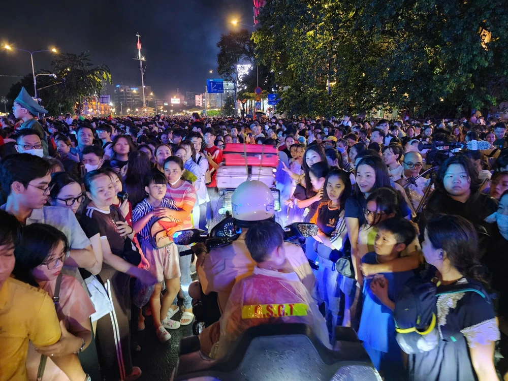 CSGT TPHCM mở đường đưa bé trai 5 tuổi tìm người thân 123a90218730356e6c21.jpg