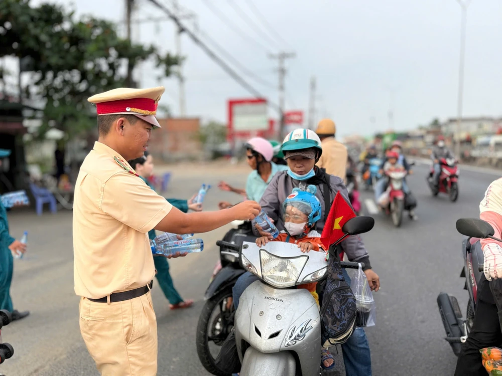 CSGT tặng nước suối cho người dân chiều 29-4 2a6425512e409c1ec551.jpg