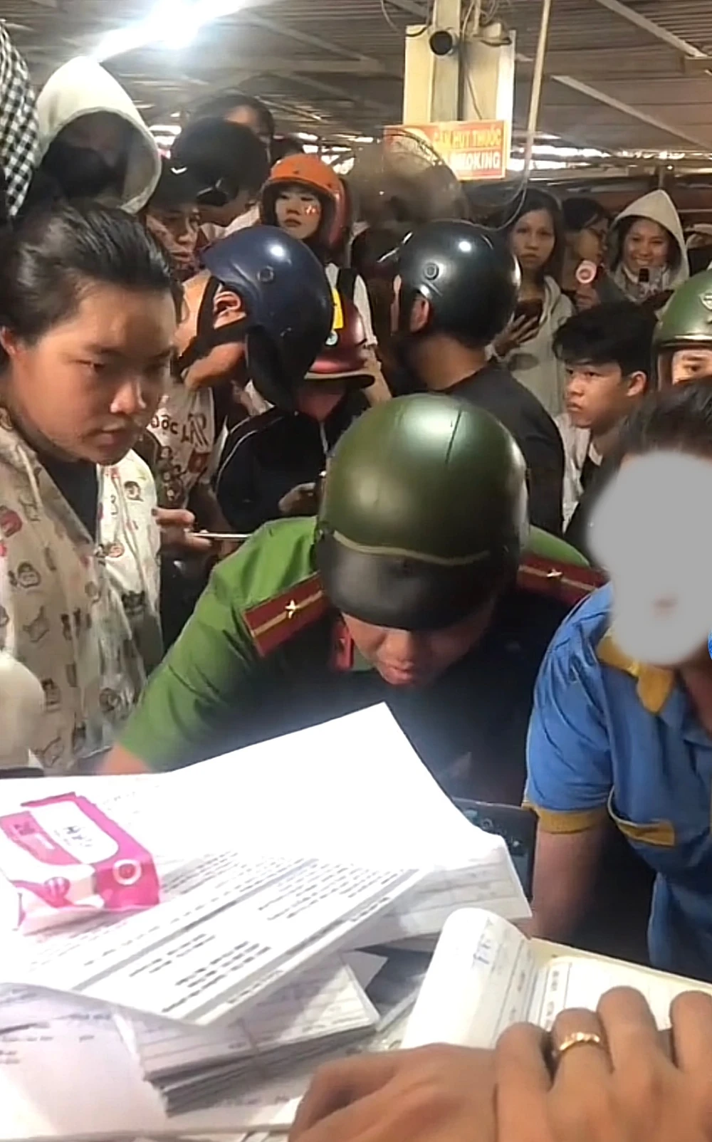Qua nắm tình hình, công an có mặt tại bãi giữ xe ghi nhận thông tin, trích xuất dữ liệu camera và mời chủ, nhân viên bãi giữ xe về trụ sở làm việc IMG_2774.jpg