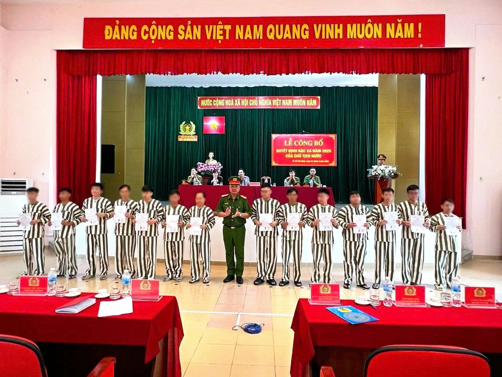 Đại tá Nguyễn Đình Dương, Phó Giám đốc Công an TPHCM trao quyết định đặc xá cho các phạm nhân z6559189616375_257d593f773916d184f8f38ccd6a4636.jpg