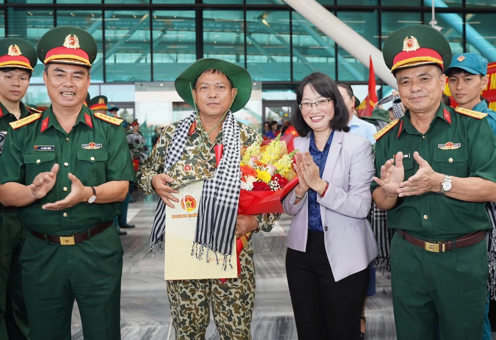 Đồng chí Trần Thị Diệu Thúy, Phó Chủ tịch UBND TPHCM tặng quà lưu niệm các đoàn. Ảnh: HỮU TÂN 495274026_1238808374284387_5152235323891454225_n.jpg