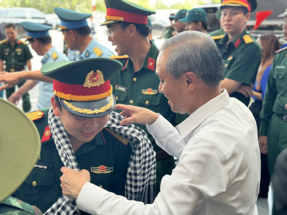 Đồng chí Huỳnh Thanh Nhân tri ân, tặng quà chia tay các chiến sĩ. Ảnh: CHÍ THẠCH tempImage1VSmKi.jpg