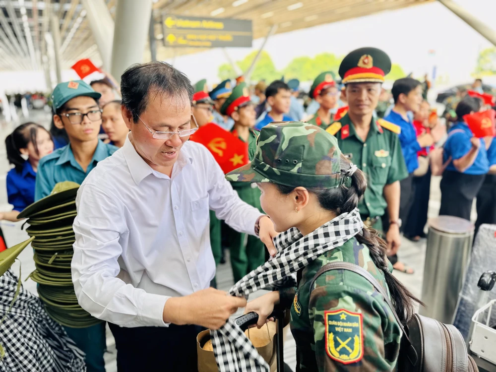 Đồng chí Nguyễn Thành Trung tri ân, tặng quà chia tay các chiến sĩ tham gia đội hình diễu binh, diễu hành. Ảnh: CHÍ THẠCH tempImagedOP3RQ.jpg