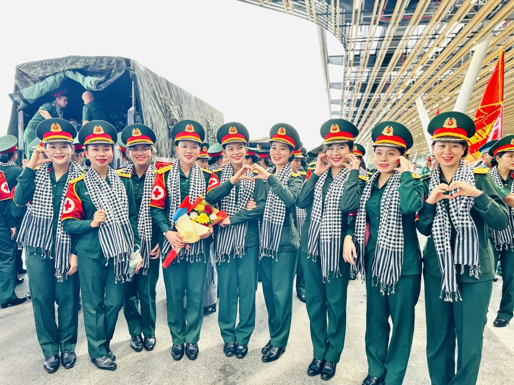 Các nữ cán bộ chiến sĩ tạo dáng trước khi rời TPHCM về đơn vị. Ảnh: CHÍ THẠCH tempImageeAHZvn.jpg