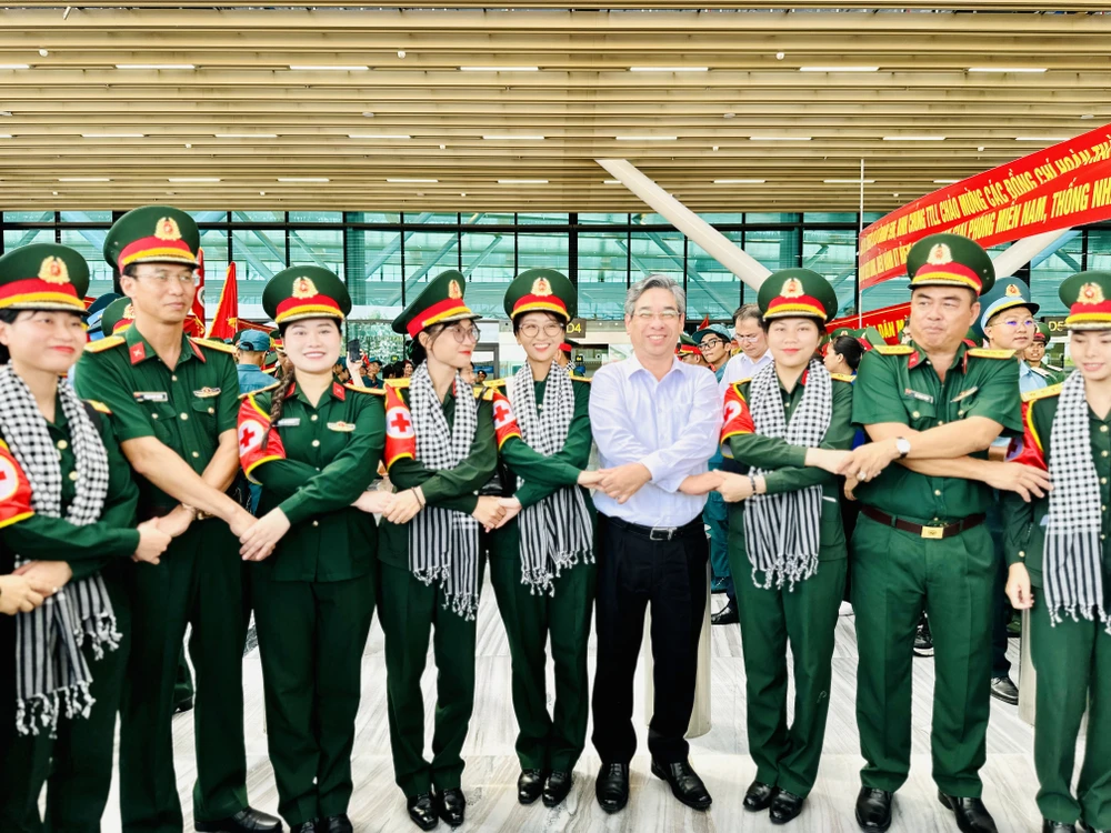 Đồng chí Nguyễn Phước Lộc tri ân các chiến sĩ tham gia đội hình diễu binh, diễu hành. Ảnh: CHÍ THẠCH tempImageHKpl3Y.jpg