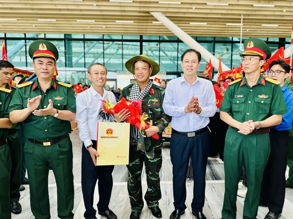 Đồng chí Huỳnh Thanh Nhân và đồng chí Nguyễn Thành Trung tri ân, tặng quà chia tay các chiến sĩ tham gia đội hình diễu binh, diễu hành. Ảnh: CHÍ THẠCH tempImageML8add.jpg
