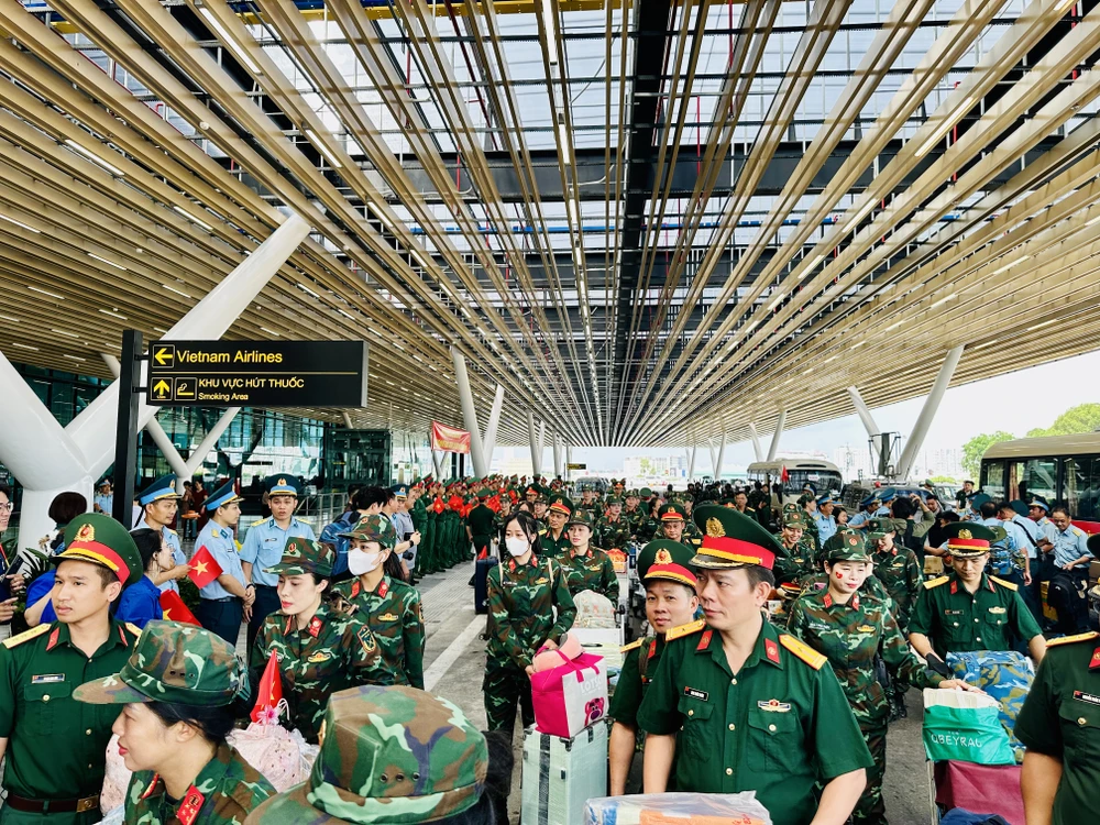 Các lực lượng tham gia diễu binh, diễu hành ra sân bay để về đơn vị. Ảnh: CHÍ THẠCH tempImageNjnzF6.jpg