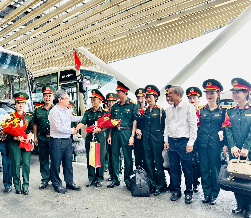 Đồng chí Nguyễn Phước Lộc và đồng chí Huỳnh Thanh Nhân ân cần hỏi thăm, động viên cán bộ chiến sĩ. Ảnh: CHÍ THẠCH tempImageya8FA4.jpg
