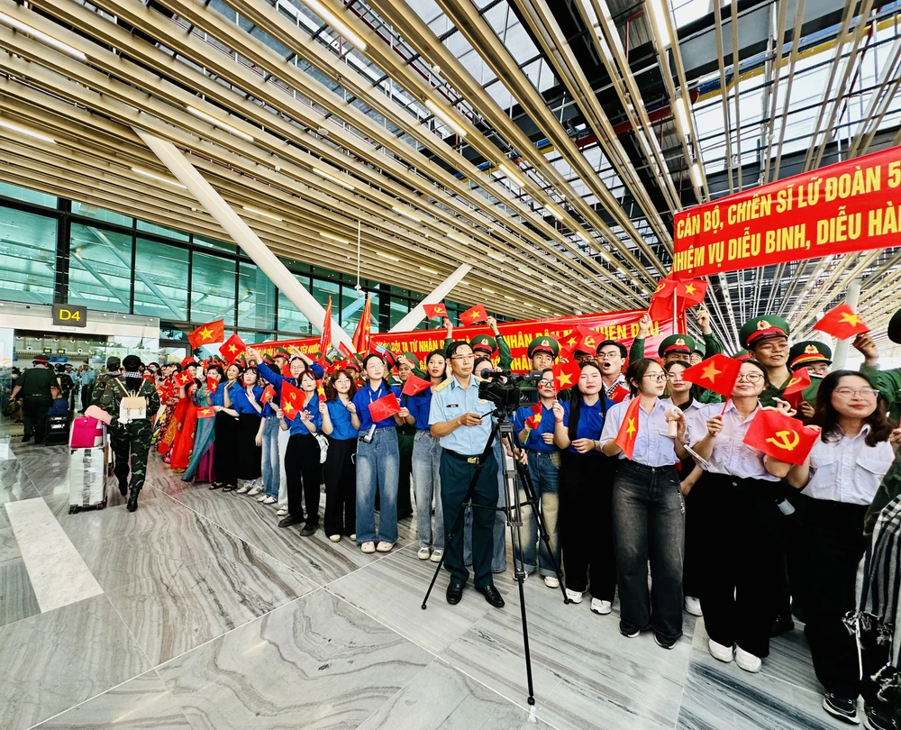 Nhiều đoàn viên, học sinh và đông đảo người dân chờ tiễn các đoàn cán bộ chiến sĩ đã hoàn thành xuất sắc nhiệm vụ diễu binh, diễu hành. Ảnh: CHÍ THẠCH tempImagezhGDYQ.jpg