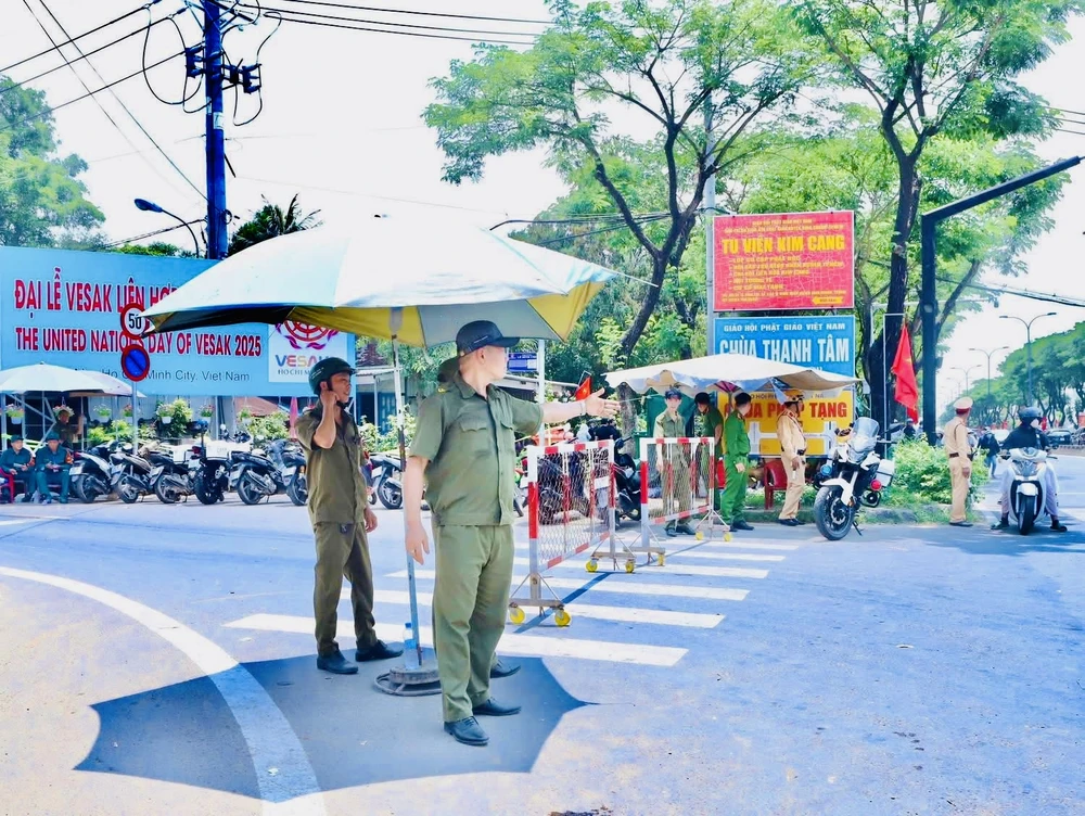 Lực lượng chức năng túc trực hướng dẫn người dân tại các khu vực diễn ra Đại lễ Phật đản Vesak 2025 IMG_5008.jpg