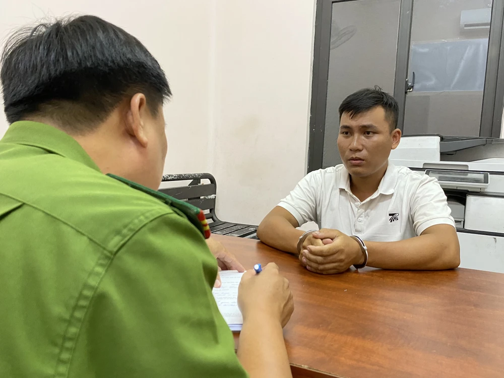 Công an lấy lời khai 2 nghi phạm Ảnh 3 - Cướp tiệm vàng tại Hóc Môn.jpg