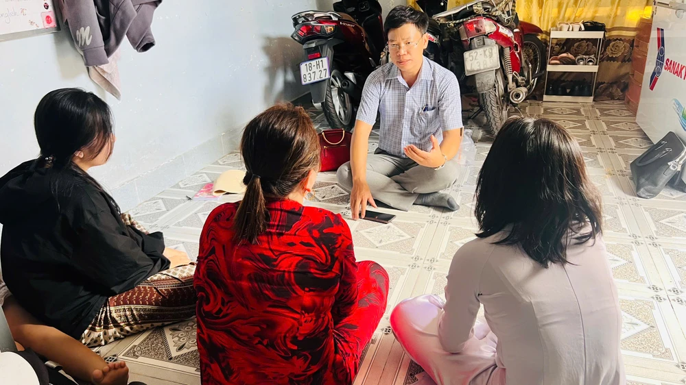 Luật sư trao đổi với bà T.H. cùng 2 con gái z6576579545793_aa4942cecd35f6f17da782bb42e16cc3.jpg