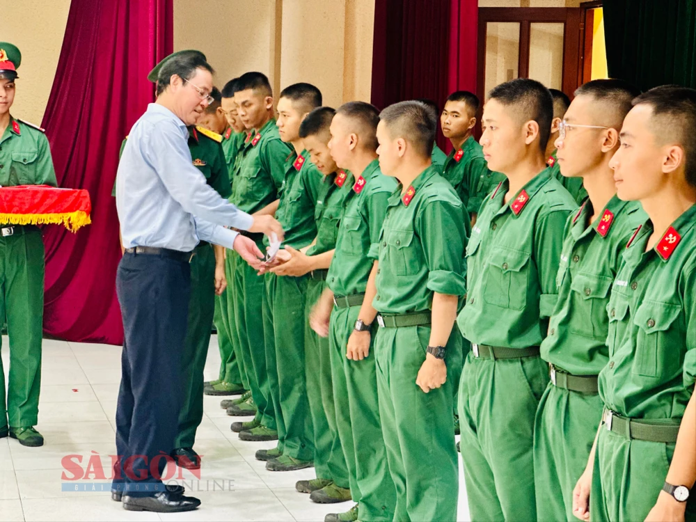 Đồng chí Nguyễn Thành Trung, Phó Chủ tịch Thường trực Ủy ban MTTQ Việt Nam TPHCM trao quà cho các chiến sĩ mới tại Trung Đoàn 31. Ảnh: CHÍ THẠCH tempImagealRrVa.jpg