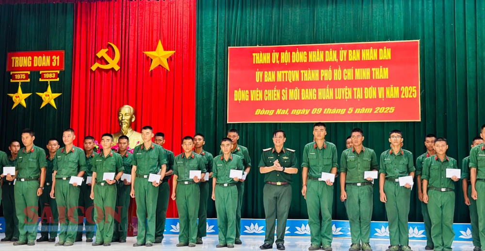 Thiếu tướng Phạm Văn Rậm, Phó Tư lệnh Bộ Tư lệnh TPHCM trao quà cho các chiến sĩ mới tại Trung Đoàn 31. Ảnh: CHÍ THẠCH tempImagebferGO.jpg