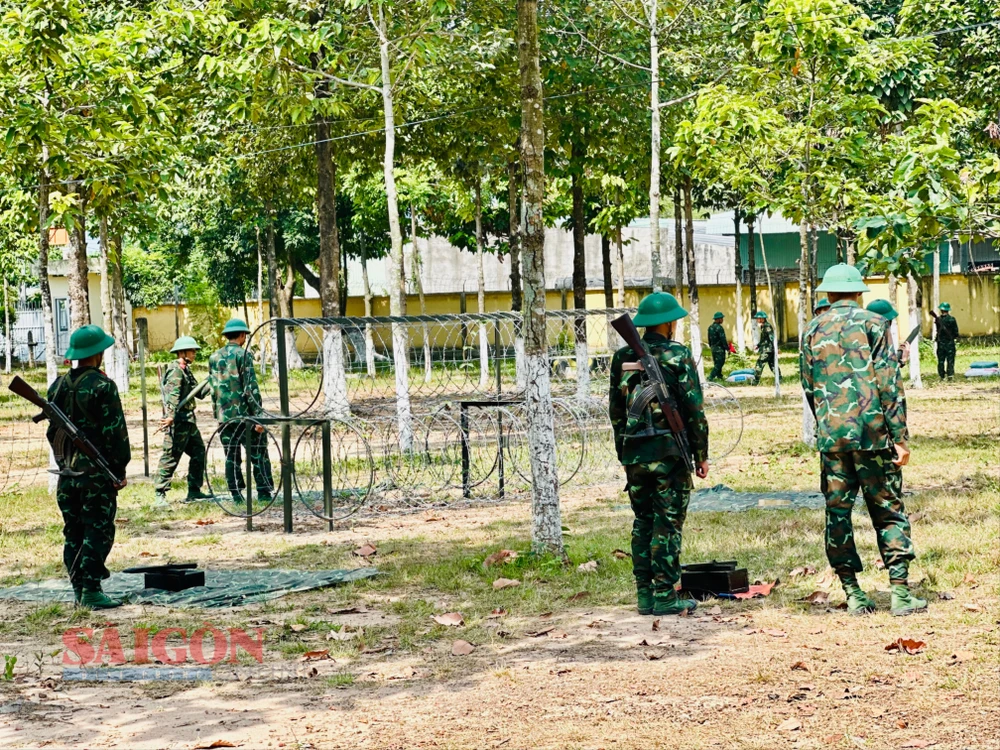 Các chiến sĩ mới hăng say tập luyện tại Lữ đoàn Công binh 25 giữa cái nắng gắt tháng 5. Ảnh: CHÍ THẠCH tempImagecZ0Y3a.jpg